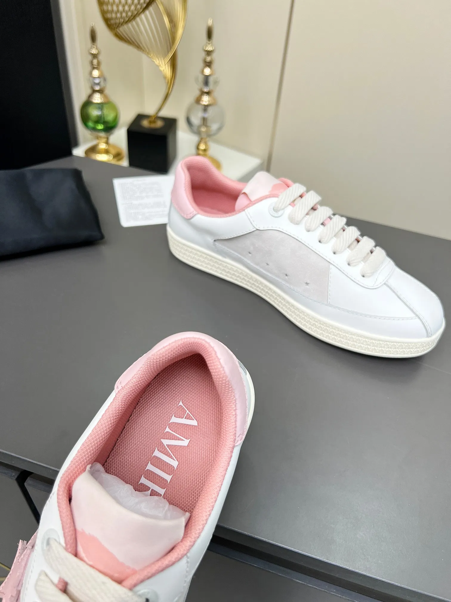 Men's Men's Shoes 💰580 Bone Shoes · AMIRI Skel-Top AMIRI 🔥 launches a new "ThePacific" series of low-top casual sports moral training shoes in the early spring of 2025. This iconic shoe covers men's and women's shoes, drawing inspiration from the brand's classic sports style and elegantly integrating West Coast style. "The Pacific" contrasting five-pointed star series is rooted in Amiri's unique California genes, showing the freedom and leisure atmosphere of the West Coast. This series launches two styles that incorporate the brand's iconic elements: the leather version is made of pure white leather with a same-color sole, and is embellished with star patterns on the side of the shoe, just like the bright starry sky of California. The black and ocean blue colors are shared by men and women, and there is also a red star model exclusive for men and a light pink star model exclusive for women. The suede model is decorated with the brand's classic bone pattern on the side of the shoe. The rubber sole and suede fabric complement each other. The color scheme covers black, chocolate and sand, and is suitable for both men and women. Made of imported cowhide and decorated with bone pieces on the sides of the upper, it is novel and unique and has a good three-dimensional effect! High-density breathable mesh lining + original molded TPU outsole 🙏 Recommended by celebrities, bloggers and internet celebrities, 🚵🏻 an indispensable item for shopping, partying and traveling. One of the most unmissable sneakers in 2025 ✦Color: 10 colors available ✦Size: Women’s size 35--40 ✦Size: Men’s size 39--45